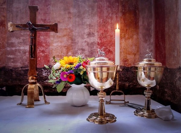 Les arrangements floraux idéaux pour les cérémonies religieuses