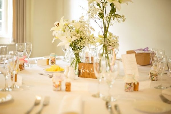 Quels sont les éléments à considérer pour la décoration florale d'un mariage ?
